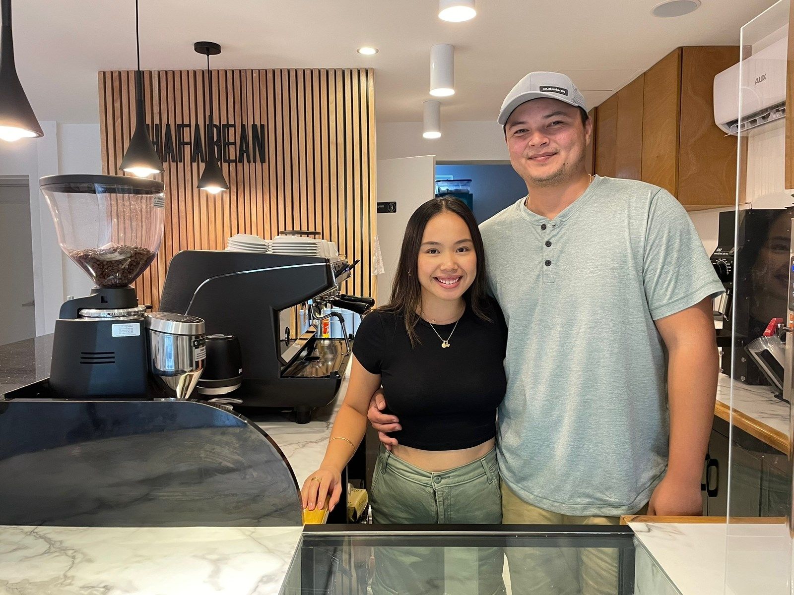 Pareja de Saipan regresa a casa para retribuir a través del café